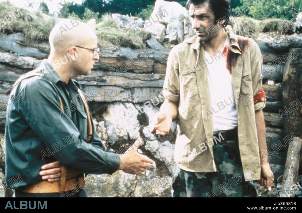 BRANKO DJURIC and RENE BITORAJAC in NO MAN'S LAND, 2001, directed by DANIS TANOVIC. Copyright STUDIO MAJ/CASABLANCA/NOE PRODUCTION/FABRICA CINEMA/MAN'S FI / VEKIC, DEJAN.