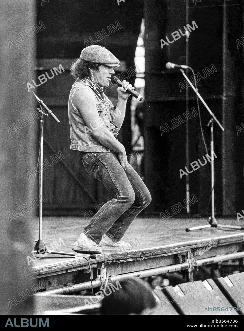 ARKIV 1984-08-25. Sångaren Brian Johnson sjunger på scenen när den Australiska hårdrocksgruppen AC/DC uppträder vid Rock- och hårdrocksfestivalen "Monster of Rock på Råsunda Fotbollsstadion 25:e augusti 1984.. Foto: Clas Göran Carlsson / XP / TT / Kod: 217. **AFTONBLADET OUT**.
