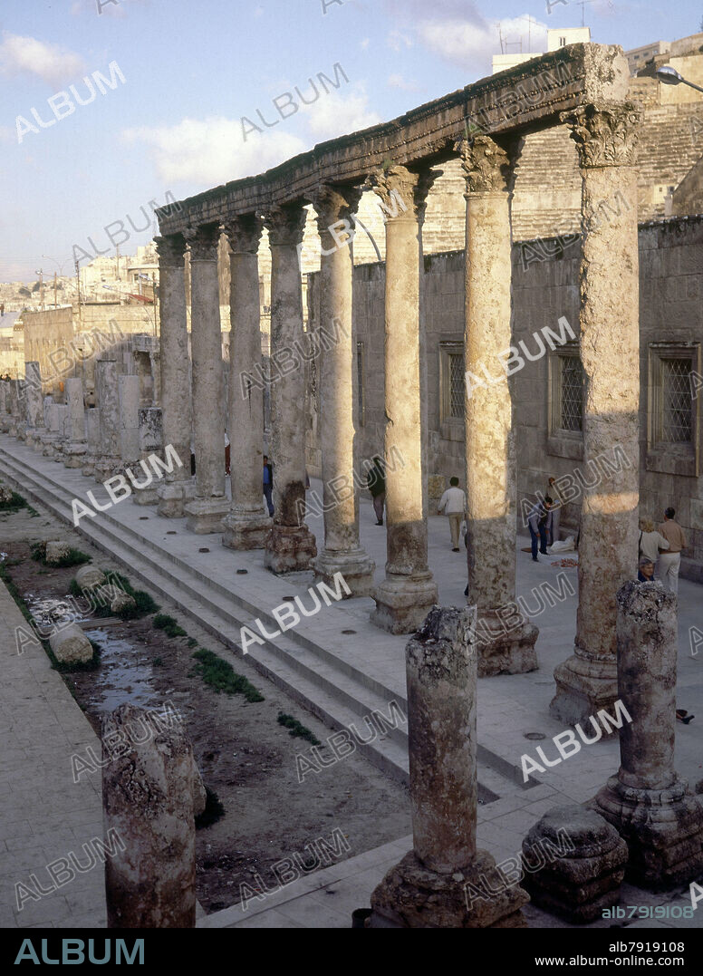 CALLE DE COLUMNAS QUE ATRAVIESA LA CIUDAD DE AMMAN -.