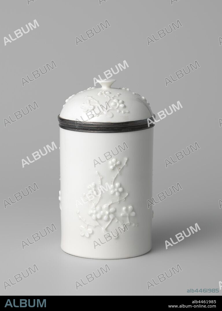 Jar with flower sprays in relief and silver mount, Pot of porcelain. On the outside wall three times a flower branch (prunus) in relief. Marked on the bottom with DV., Mennecy-Villeroy, c. 1760, porcelain (material), glaze, montuur, vitrification, h 12.2 cm d 8.6 cm.