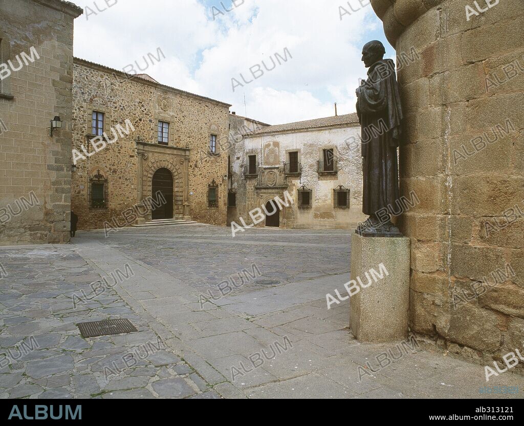 Figura de un santo, con Palacio Episcopal y Casa de los Ovando.Cáceres.