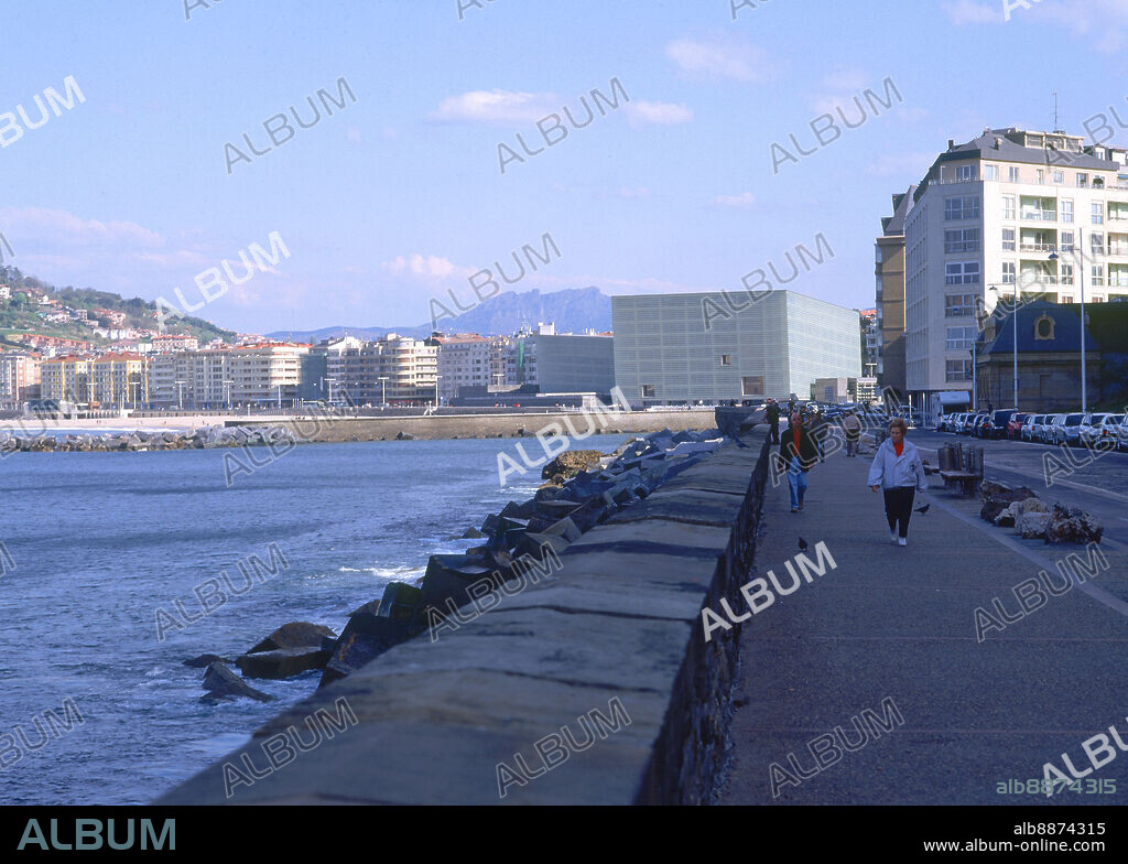 BARRIO DE GROS CON EL KURSAAL AL FONDO - FOTO AÑOS 00.