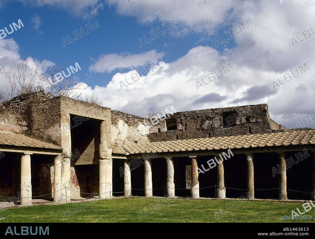 ARTE ROMANO. ITALIA. TERMAS DE ESTABIA. Representan el conjunto termal más antiguo y mejor conservado de la ciudad. Construido cuando los romanos llegaron a Pompeya. Vista general del gran peristilo o plaza de la palestra al aire libre. POMPEYA. La Campania.