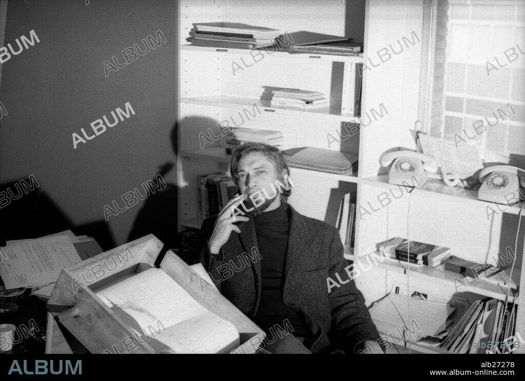 El escritor y editor español Carlos Barral en su despacho de la editorial 'Seix Barral'. Barcelona, año 1969.