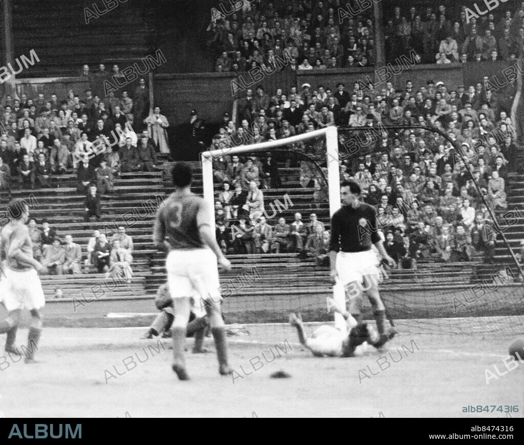 ARKIV 1948 . Sverige möter Jugoslavien i finalmatchen vid OS i London 1948 och vinner med 3-1. Målen görs av Gunnar Gren, som gör två mål, ett på straff. Det viktiga 2-1 målet görs av Gunnar Nordahl.. Team Sweden wins the final in football against Jugoslavia. Foto: TT / Kod 1900.