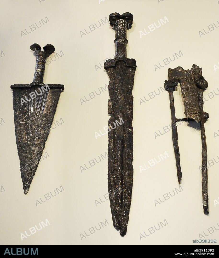 Puñal tipo Almedinilla. Cultura ibérica. Siglos IV a. C. -III a. C. (400-201 a. C.). Necrópolis de Los Collados (Almenidilla, provincia de Córdoba); Espada y vaina tipo Alcácer do Sal. Cultura vettona. Siglos IV-III a. C. Necrópolis de La Osera, zona I, túmulo D, sepultura I (Chamartín, provincia de Ávila). Museo Arqueológico Nacional. Madrid. España.