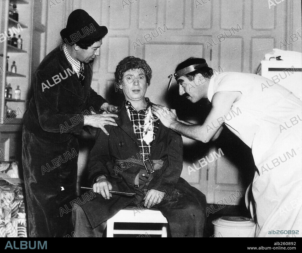 LOS HERMANOS MARX, CHICO MARX, GROUCHO MARX y HARPO MARX. CHICO MARX, GROUCHO MARX, HARPO MARX y THE MARX BROTHERS en UN DÍA EN LAS CARRERAS, 1937 (A DAY AT THE RACES), dirigida por SAM WOOD. Copyright M.G.M.