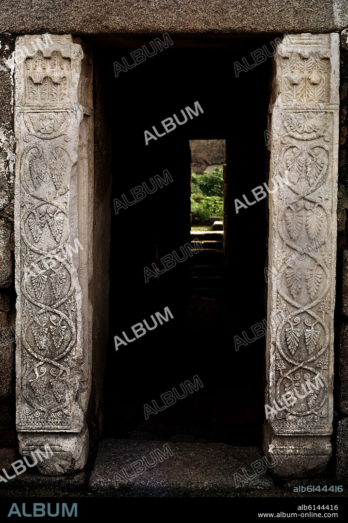 ENTRADA AL ALJIBE DE LA ALCAZABA DE MERIDA: JAMBAS VISIGOTICAS DE MARMOL.