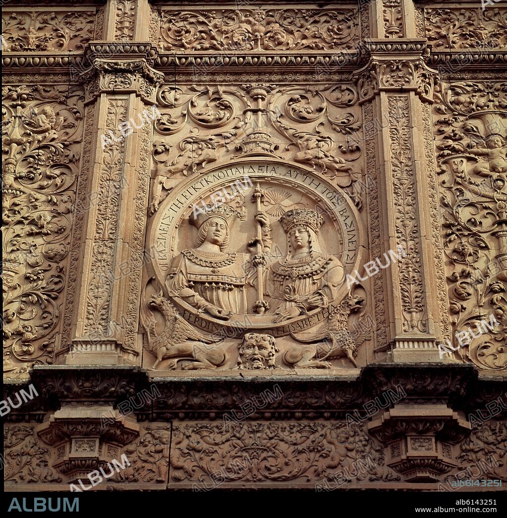 AUTOR LIBRE 01307. FACHADA DE LA UNIVERSIDAD DE SALAMANCA - DETALLE DEL MEDALLON DE LOS REYES CATOLICOS CON SUS EMBLEMAS Y CETRO - SIGLO XVI.