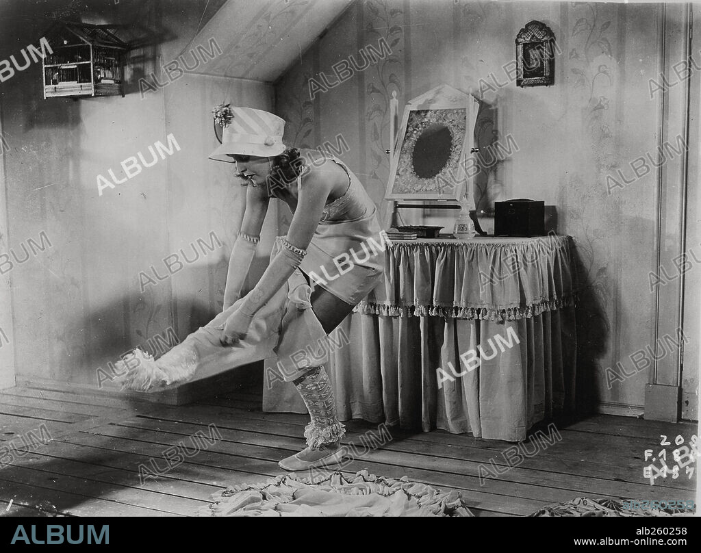 LILIAN HARVEY in CONGRESS DANCES, 1931 (DER KONGRESS TANZT), directed by ERIK CHARELL. Copyright U.F.A.