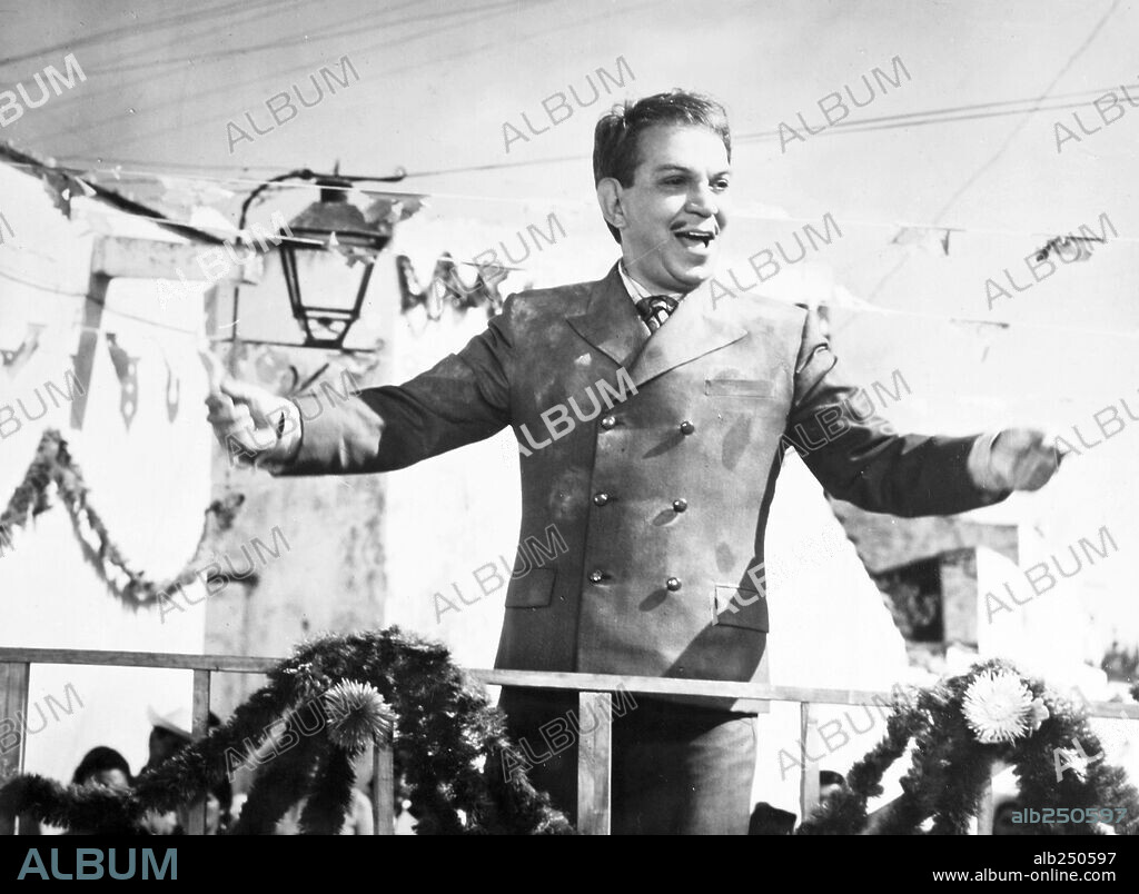 CANTINFLAS en EL PROFE, 1971, dirigida por MIGUEL M. DELGADO. Copyright POSA FILMS, S.A.