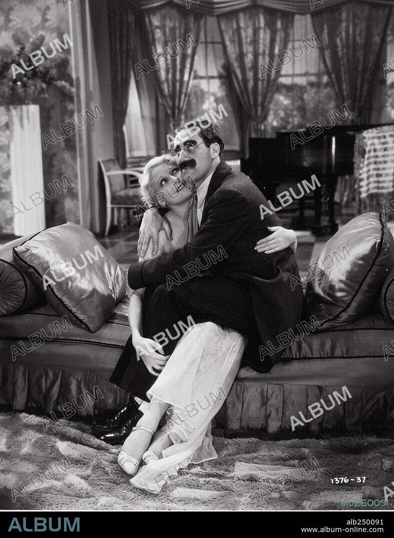 GROUCHO MARX y THELMA TODD en PLUMAS DE CABALLO, 1932 (HORSE FEATHERS), dirigida por NORMAN Z. MCLEOD. Copyright PARAMOUNT PICTURES.