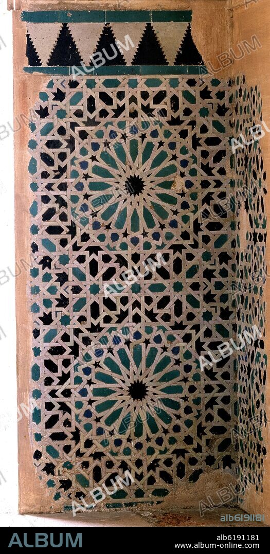 ZOCALO DE AZULEJOS DE LA ALHAMBRA DE GRANADA DEL PABELLON DEL PARTAL - ALICATADOS DE GAMA FRIA ESTRELLADOS.