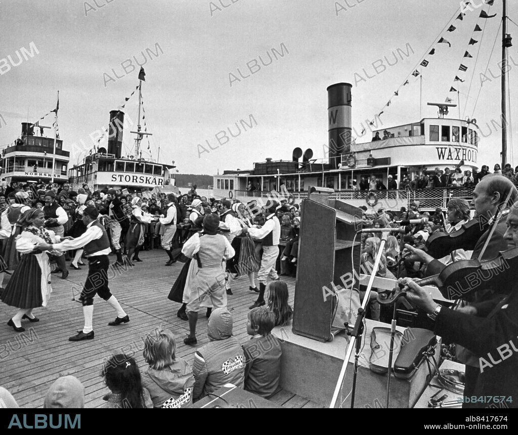 Stockholm 1975-06-12. Skärgårdsbåtens dag. Alla de gamla ångbåtarna Waxholm, Storskär, Norrskär, Gustavsberg VII, Mariefred, Blidösund och Ejdern anlöpte Vaxholms hamn till tonerna av en blåsorkester och publikens hurrarop. På programmet stod bland annat folkdans. Norrskär, Storskär och Waxholm.. Foto: DN / TT / Kod: 192. ** SvD OUT **.