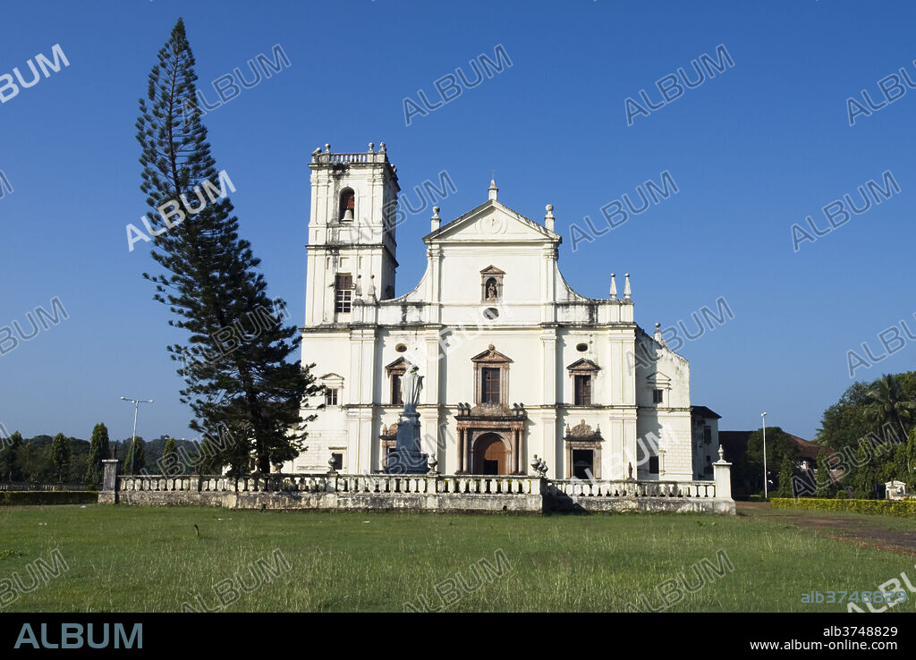 The Se (St. Catherine`s Cathedral), Old Goa, UNESCO World Heritage Site, Goa, India, Asia.