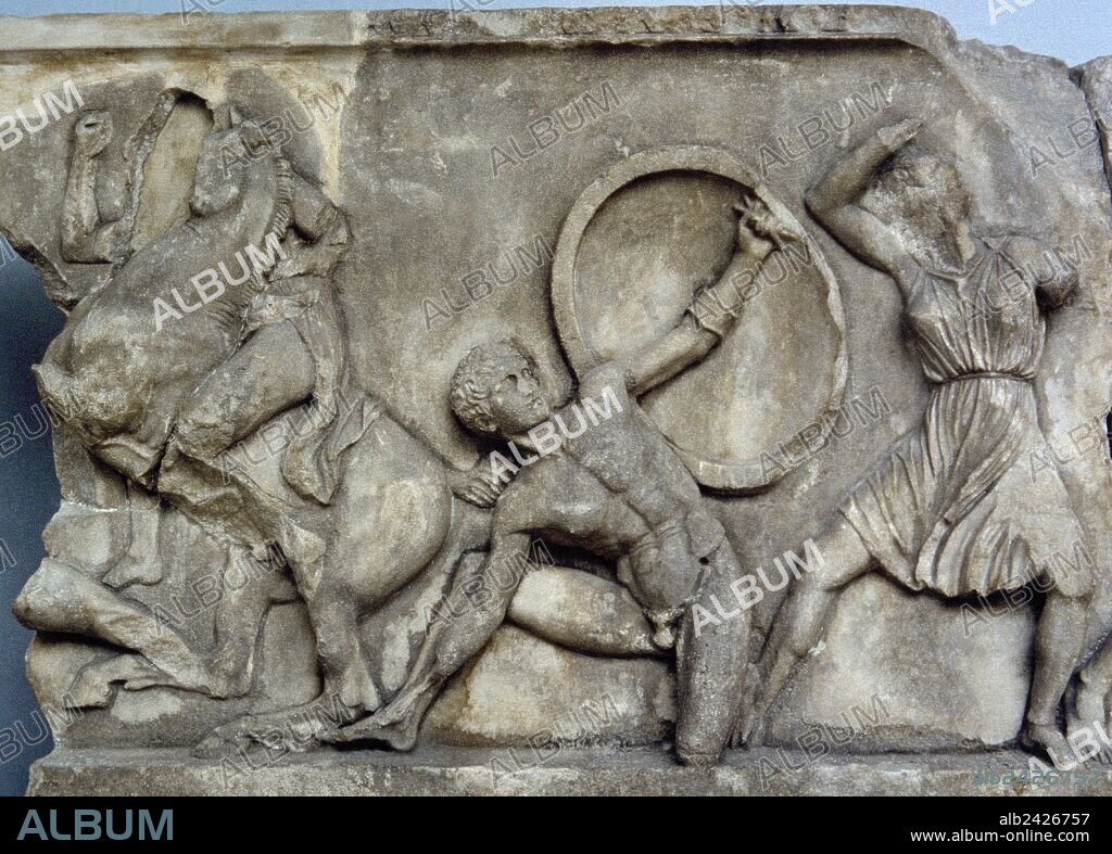 ESCOPAS (atribuido). ARTE GRIEGO-HELENISTICO. TURQUIA. MAUSOLEO DE HALICARNASO (SO. de Turquía). Mandado construir por Artemisa II en honor a su esposo MAUSOLO (siglo IV a. C.). Fragmento del FRISO de la fachada oriental con la representación de una AMAZONOMAQUIA (lucha entre amazonas y griegos). Fechado hacia el año 350 a. C., se atribuye a SCOPAS. British Museum. Londres. Inglaterra.
