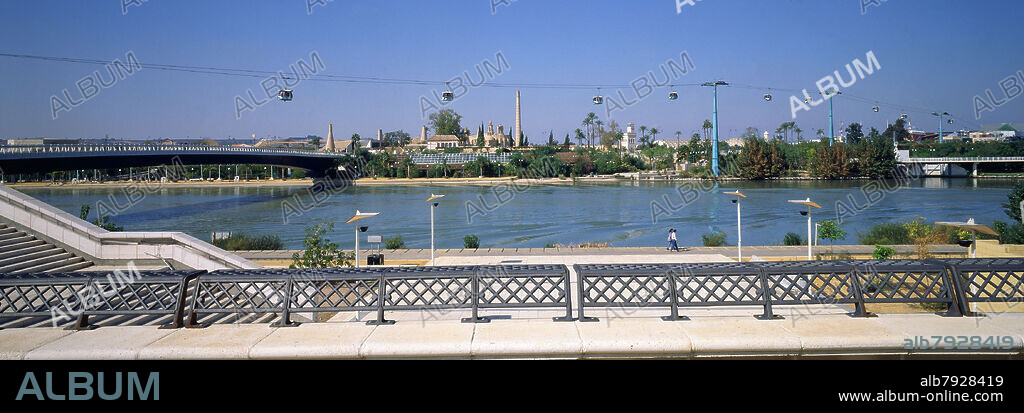 RIO GUADALQUIVIR CON LA PASARELA DE LA CARTUJA Y EL TELEFERICO.