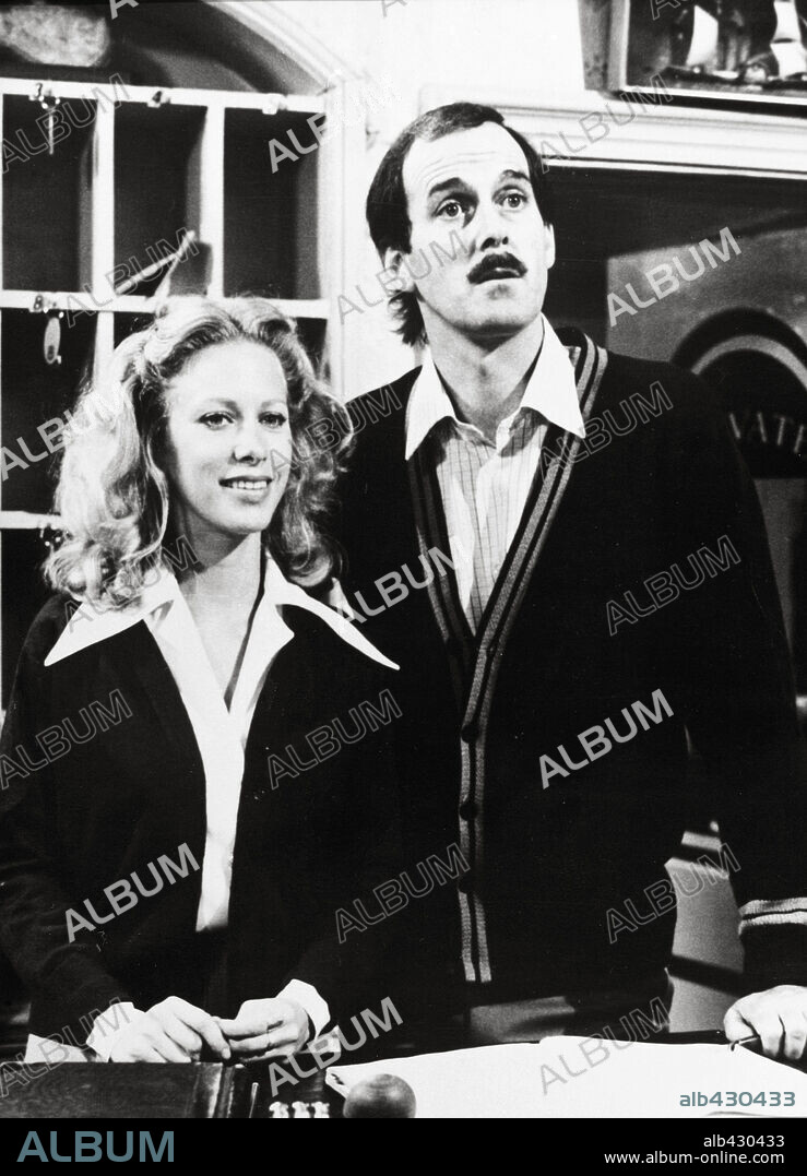 CONNIE BOOTH y JOHN CLEESE en HOTEL FAWLTY-TV, 1975 (FAWLTY TOWERS-TV). Copyright BBC.