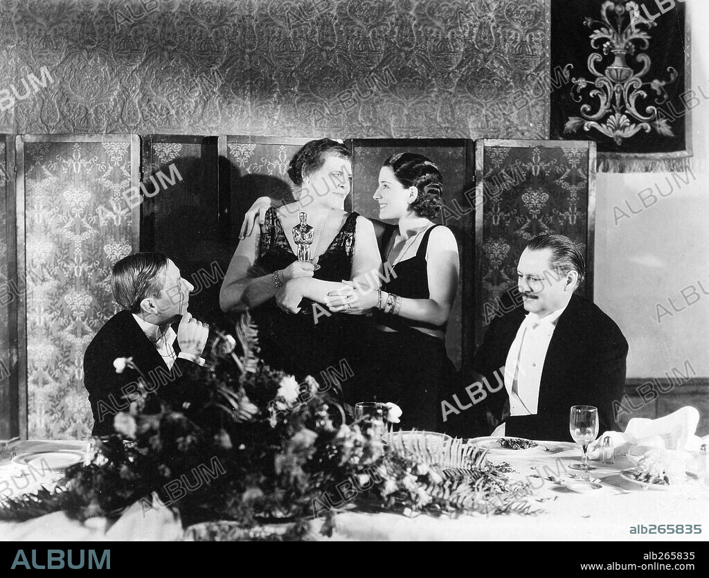GEORGE ARLISS, LIONEL BARRYMORE, MARIE DRESSLER y NORMA SHEARER. 4ª Edición de los Premios Oscar / 1931. 
Marie Dressler premiada como mejor actriz por "Fruta Amarga". Lionel Barrymore premiado como mejor actor por "Alma libre". Les acompañan la actriz Norma Shearer y el actor George Arliss. 1931