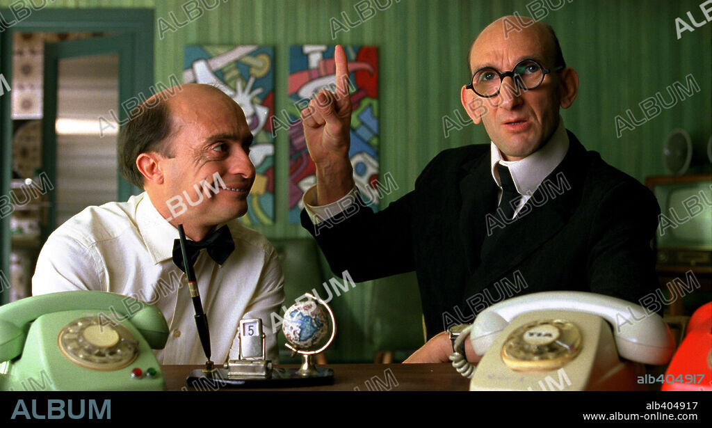 BENITO PORCINO y PEPE VIYUELA en LA GRAN AVENTURA DE MORTADELO Y FILEMON, 2003, dirigida por JAVIER FESSER. Copyright SOGECINE/PELICULAS PENDELTON.