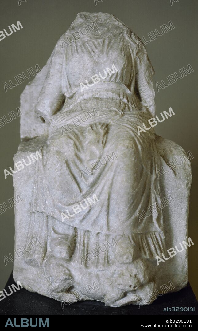 Estatua en mármol de la DIOSA CIBELES sentada en un trono. Epoca romana. Museos Arqueológicos (Museo de las Antigüedades). Estambul. Turquía.