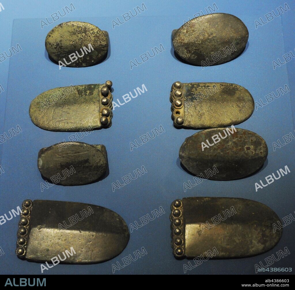 Edad Media. Objetos de bronce de procedencia carolingia. Museo de los Monumentos Arqueológicos Croatas. Slit. Croacia.