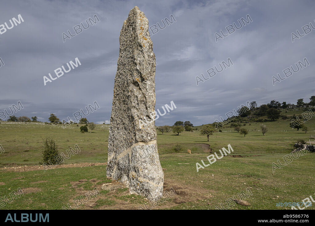 menhir de Akarte, Parque Megalítico de Legaire, campas de Legaire , Álava, Pais Vasco, Spain.