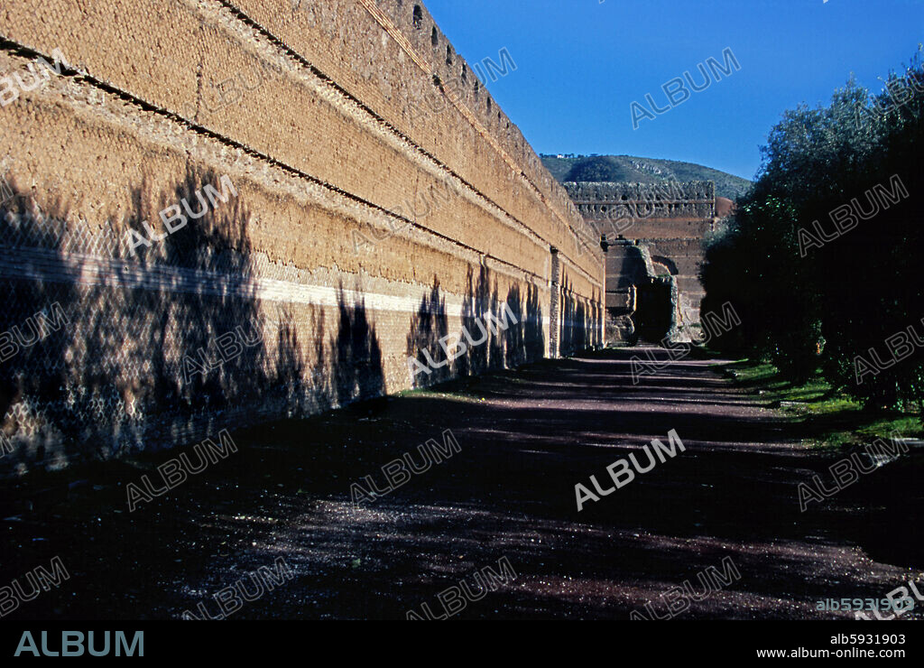 Villa Adriana, built 125-135 under Emperor Hadrian, who wished to replicate buildings he had seen during his voyages throughout the Roman Empire. Walls of the " Poikile", built after the attic " Stoa Poikile" in Athens. The poikile is 232 x 97 m in size; there is a large pool in the center.