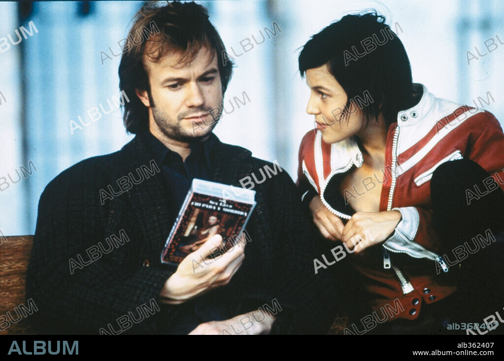ELENA ANAYA and TRISTÁN ULLOA in SEX AND LUCIA, 2001 (LUCÍA Y EL SEXO), directed by JULIO MEDEM. Copyright SOGECINE/ALICIA PRODUCE.