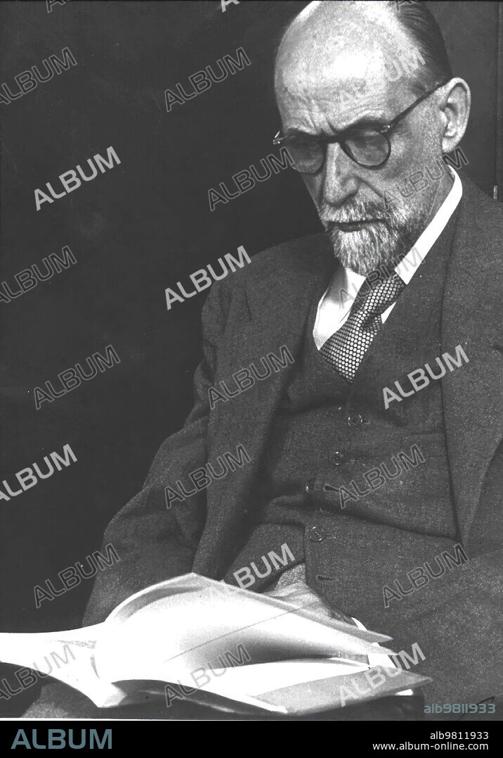 Imagen del poeta que Acompañó A la publicación De "animal de Fondo" (1949), tomada durante su viaje A Argentina. -fecha Aproximada.