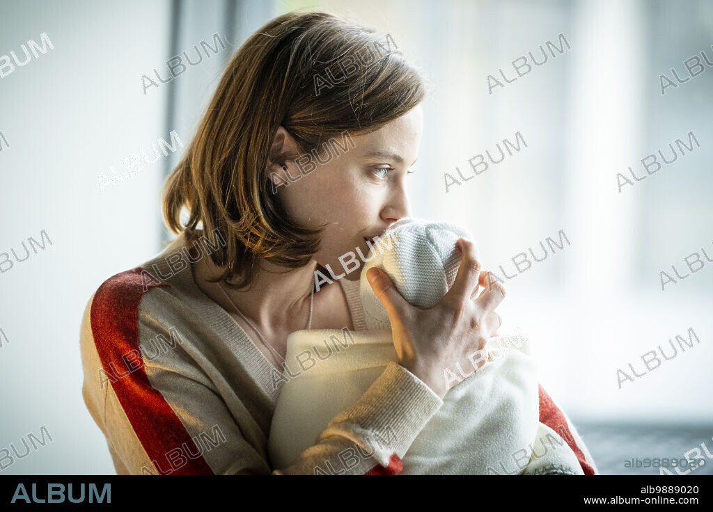 LOU DE LAAGE in JULIA, 2022 (LE TOURBILLON DE LA VIE), directed by OLIVIER TREINER. Copyright Wy Productions Mars Films.