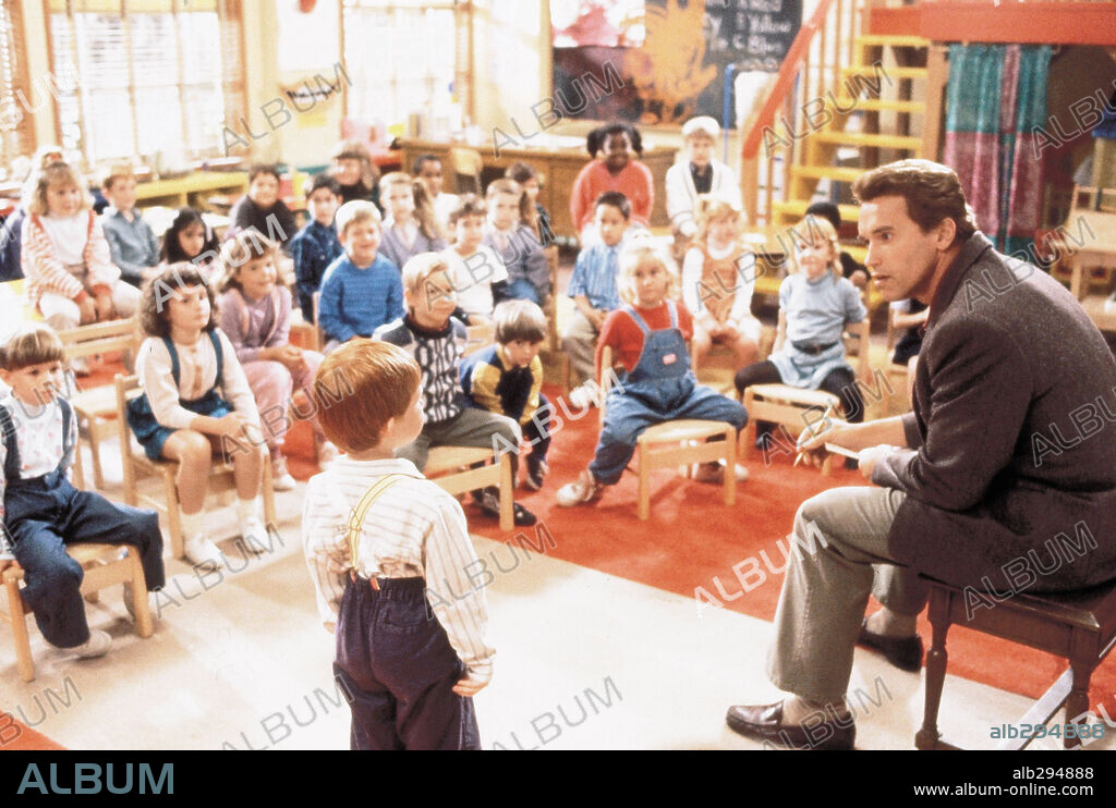 ARNOLD SCHWARZENEGGER in KINDERGARTEN COP, 1990, directed by IVAN REITMAN. Copyright UNIVERSAL PICTURES.