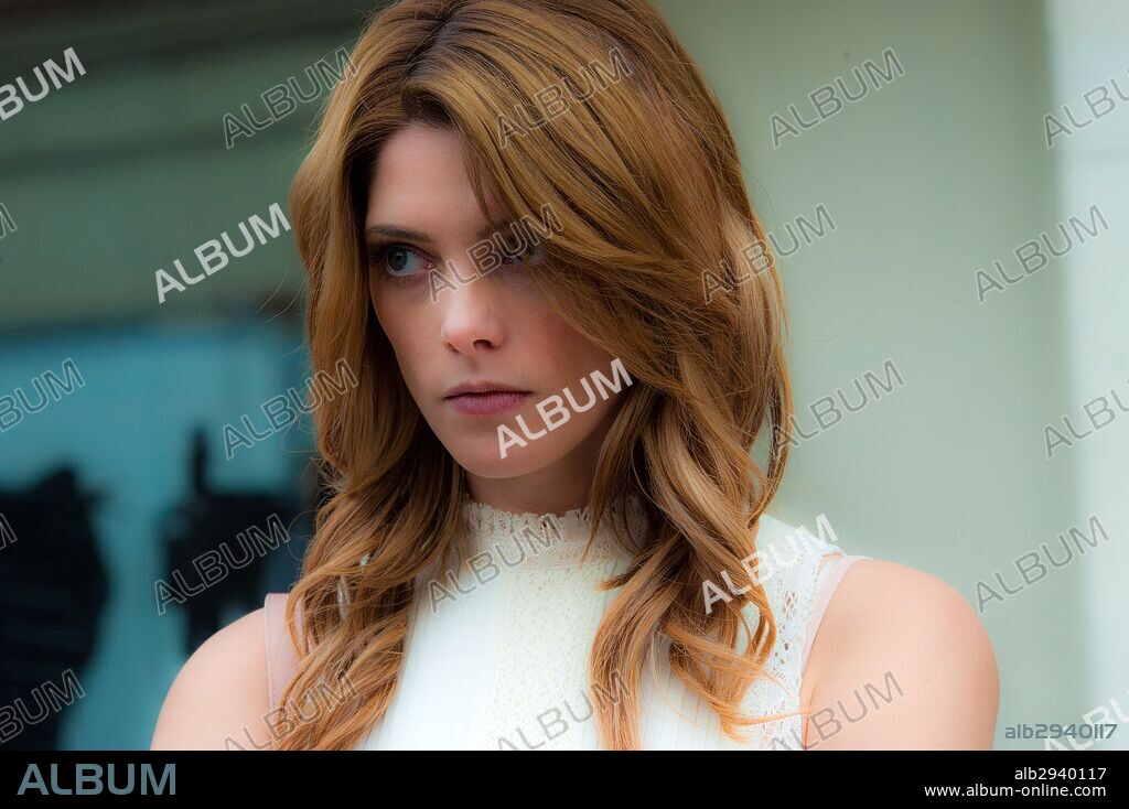 ASHLEY GREENE en ENTERRANDO A LA EX, 2014 (BURYING THE EX), dirigida por JOE DANTE. Copyright VOLTAGE PICTURES.