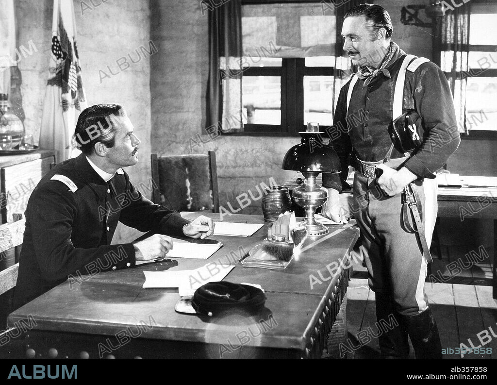 EDMOND O'BRIEN y HENRY FONDA en FORT APACHE, 1948, dirigida por JOHN FORD. Copyright RKO RADIO.