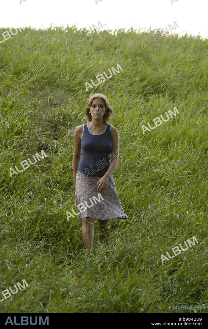 SCARLETT JOHANSSON in A LOVE SONG FOR BOBBY LONG, 2004, directed by SHAINEE GABEL. Copyright COLUMBIA TRISTAR.