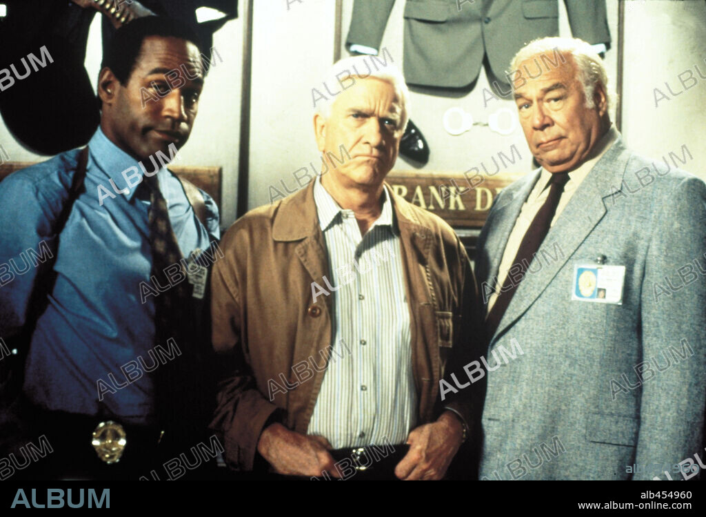 GEORGE KENNEDY, LESLIE NIELSEN y O. J. SIMPSON en AGÁRRALO COMO PUEDAS 33 1/3: EL INSULTO FINAL, 1994 (NAKED GUN 33 1/3: THE FINAL INSULT), dirigida por PETER SEGAL. Copyright PARAMOUNT PICTURES.