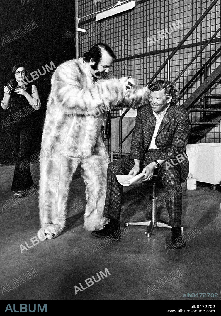 1972-04-05.. I samband med inspelningen av BILL OCH BUS. Barn- och familjebuskis i TV av Åke Söderqvist och Gits Olsson.. Sänt första gången 1972-07-02.. Här ses Nils Erik Baehrendtz (th), radio- och TV-man, möta Ramon Sylwan, skådespelare, utklädd till björn.. Foto: Bertil S-son Åberg / RiR / SVT / Kod: 5600. Bild och notis publ. i RiR 19/72 sid. 2. Notis publ. i RiR 28/72 sid. 11.. RiR 20498 sv/v neg.