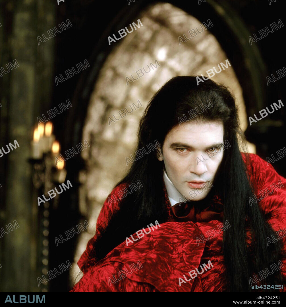 ANTONIO BANDERAS in INTERVIEW WITH THE VAMPIRE, 1994, directed by NEIL JORDAN. Copyright GEFFEN PICTURES.