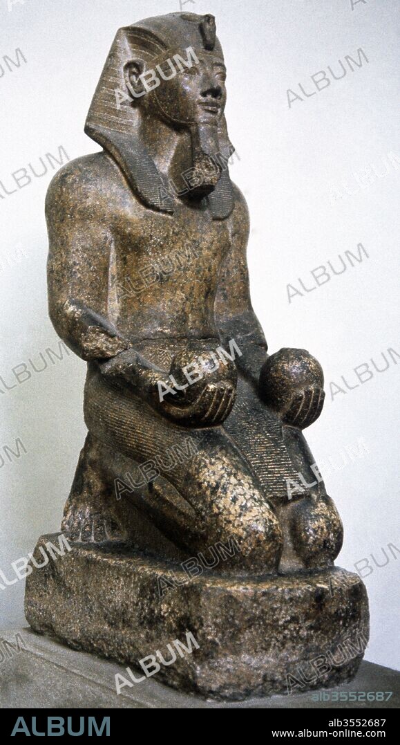 Amenofis II o Amenhotep II (h.1436-h.1413 a.C.). Faraón egipcio (1428-1401 a.C.), hijo de Tutmosis III y Hatsepsut Meritra. Dinastía XVIII. Imperio Nuevo. Estatua de granito del faraón, ofreciendo dos vasos de vino a una divinidad. Pieza procedente del Templo de Karnak. Museo Egipcio, Turín, Italia.