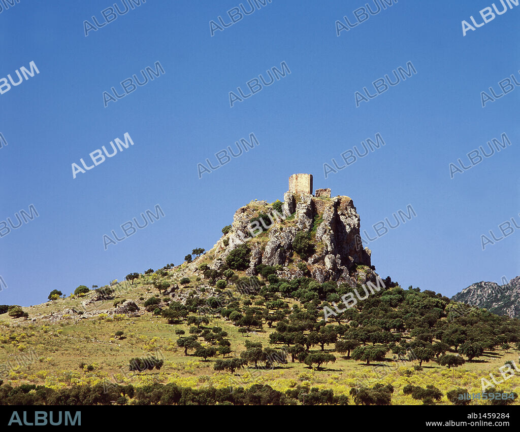 EXTREMADURA. ALMORCHON. Vista de los restos del CASTILLO de origen árabe. Comarca de La Serena. Provincia de Badajoz. España.