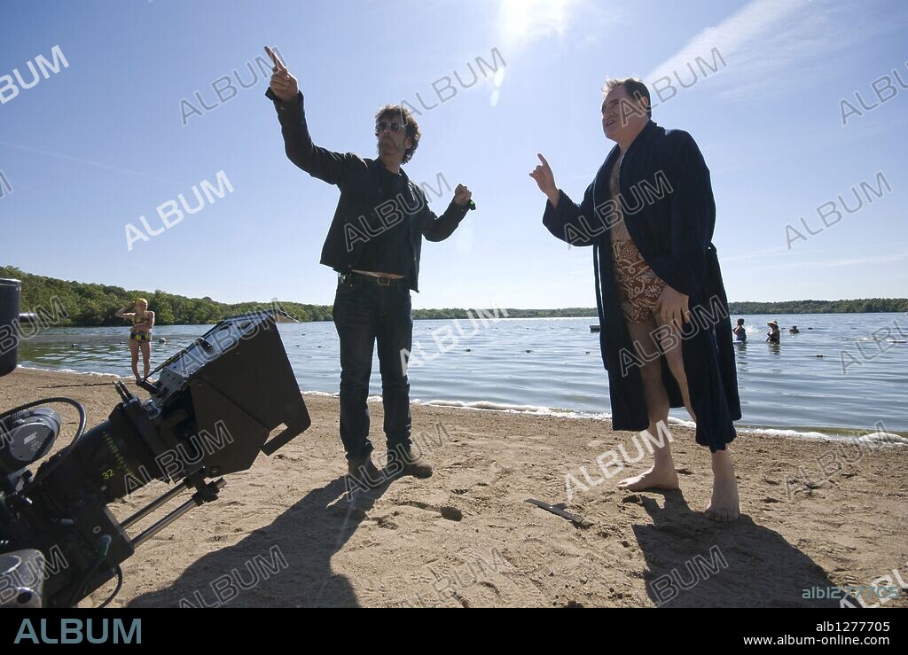 JOEL COEN y RICHARD KIND en UN TIPO SERIO, 2009 (A SERIOUS MAN), dirigida por ETHAN COEN y JOEL COEN. Copyright STUDIO CANAL.