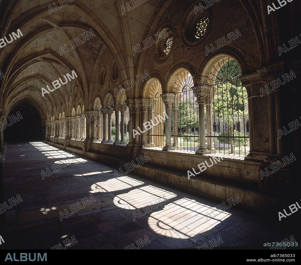 CLAUSTRO ROMANICO GOTICO SIGLO XII-XIII - GALERIA - ARCO DE MEDIO PUNTO - BOVEDA OJIVAL.