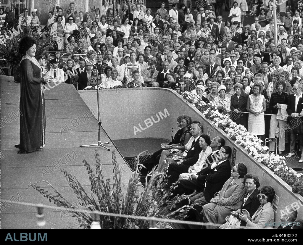 STOCKHOLM 1972-07-24 - Operasångerskan Birgit Nilsson uppträder på Gröna Lund i Stockholm. Fjärde från höger i främsta raden är Zarah Leander. Foto: Bert Mattsson / SCANPIX / Kod: 1004.
