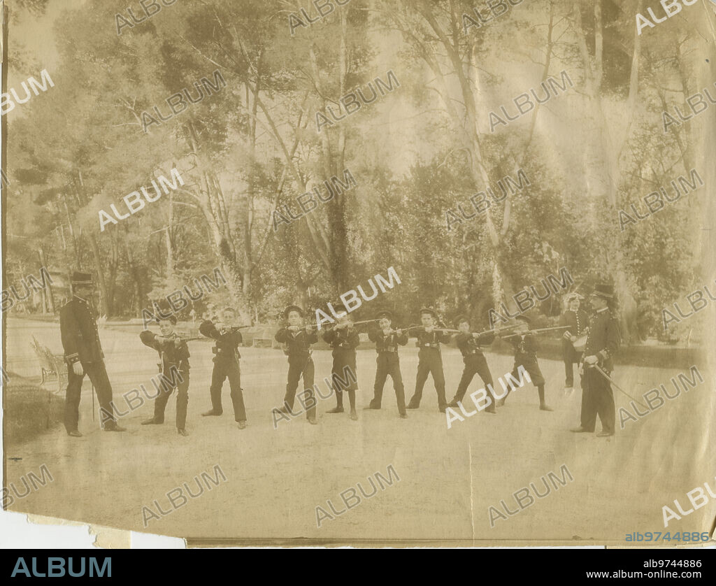 1895. Military instruction of Alfonso XIII: from left. To the right, Alfonso Luis Armada (Marquis of Santa Cruz de Rivadulla), José Ramírez de Haro. The teacher on the left is Juan Loriga, Count of Grove.