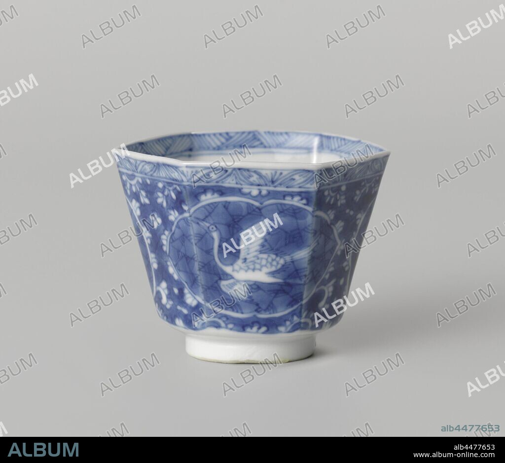Hexagonal cup with a flying crane in a panel, Hexagonal porcelain cup, painted in underglaze blue. A flying crane on the outside wall against a ground of 'crackled ice' in a lobed cartouche, lotus vines around the cartouche, the outer edge with a decorative band, the inner edge with shading. Marked on the bottom with the seal mark 'Fú' in a double circle. Blue and white, ornament derived from plant forms, shore birds and wading birds: crane, anonymous, China, c. 1700, Qing-dynasty (1644-1912) / Kangxi-period (1662-1722), porcelain (material), glaze, cobalt (mineral), vitrification, h 4.5 cm d 6 cm d 5.5 cm.