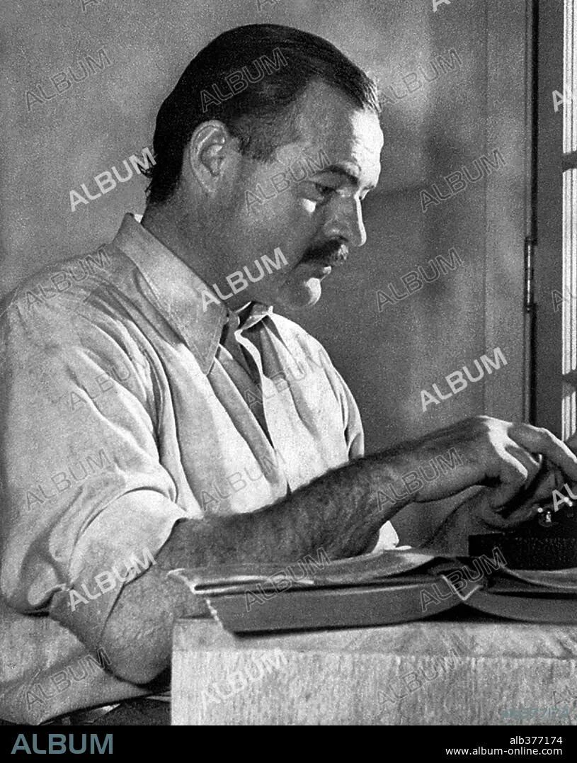 Ernest Hemingway at his typewriter age 40. - Album alb377174