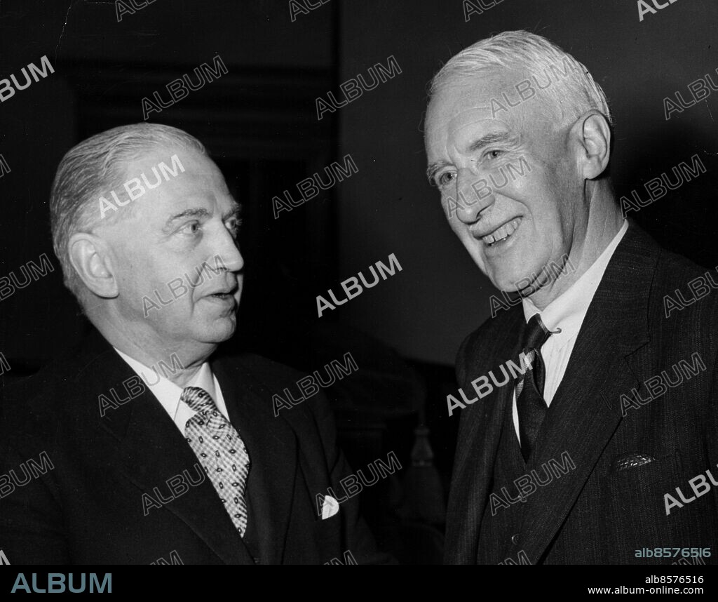 Orig. bildtext... SIR EDWARD APPLETON, vice Chancellor of Edingburgh University and a radar pioneer, was today (Friday) installed in office as President of the British Association for 1953. The ceremony, performed by the retiring President, Professor A V Hill, took place at Burlington House, Piccadilly, London. This is the first time in the long history of the British Association that one Nobel Prize winner has handed over this important office to another - Professor Hill was awarded the Nobel Prize for medicine in 1922, and Sir Edward Appleton the Nobel Prize for physics in 1947. Picture shows: Sir Edward Appleton (left) being congratulated by the retiring President, Professor A V Hill, after his installation. Anm. A V Hill: Nobelpriset i medicin 1922, tillsammans med Otto Meyerhof, Tyskland, men erhöll det 1923. E Appleton: Nobelpriset i fysik 1947. persons: Archibald Vivian Hill ;Edward Appleton sites: STORBRITANNIEN.