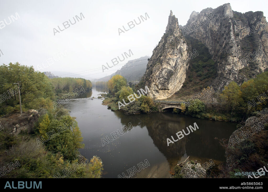 Las Conchas de Haro desde el lado riojano; río Ebro entre los Montes Obarenes.