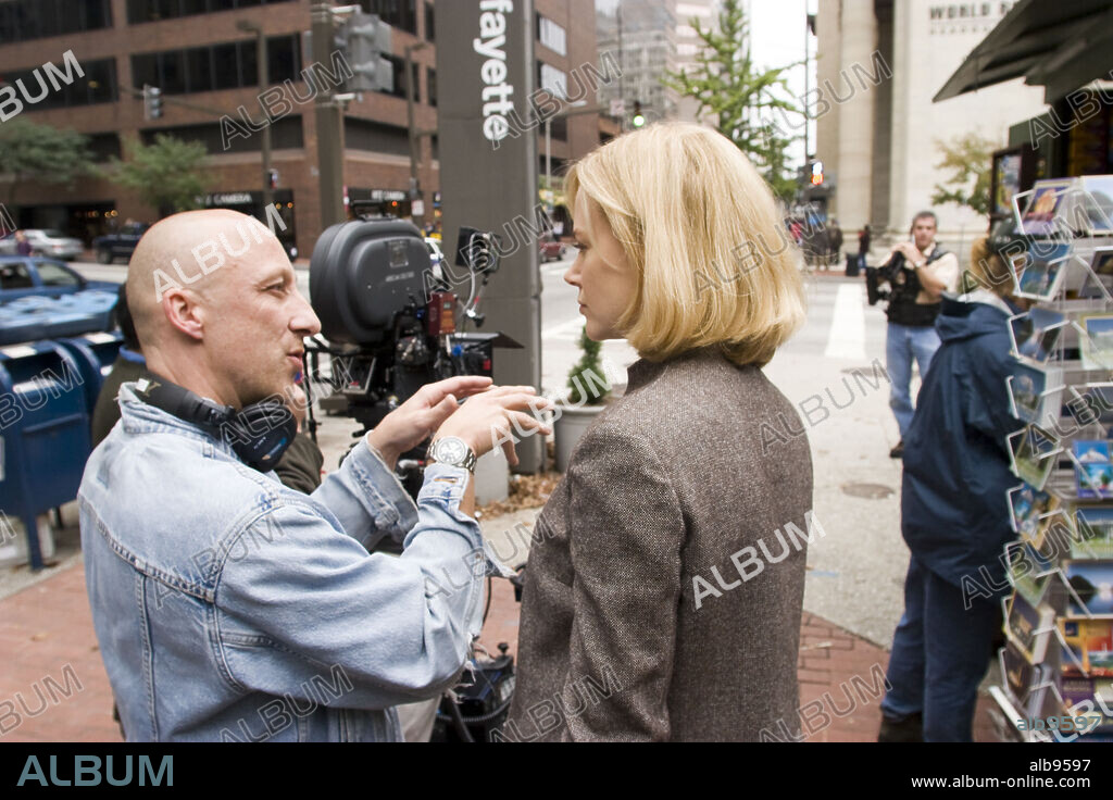 NICOLE KIDMAN and OLIVER HIRSCHBIEGEL in THE INVASION, 2007, directed by OLIVER HIRSCHBIEGEL. Copyright OLIVER PICTURES INC/VILLAGE ROADSHOW PICTURES/VERTIGO ENTERT / SOREL, PETER.