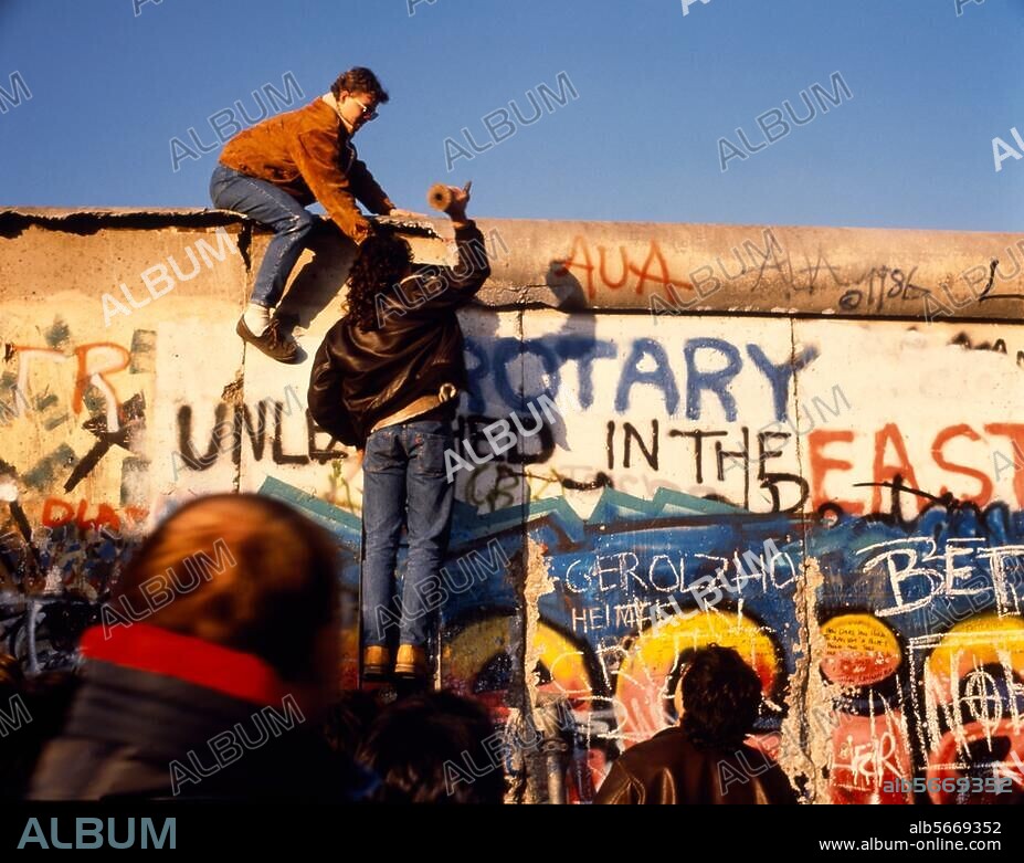 Berlin, Mauer. "Mauerspechte" bei der Arbeit. Foto, um 1990 (Lothar Peter).